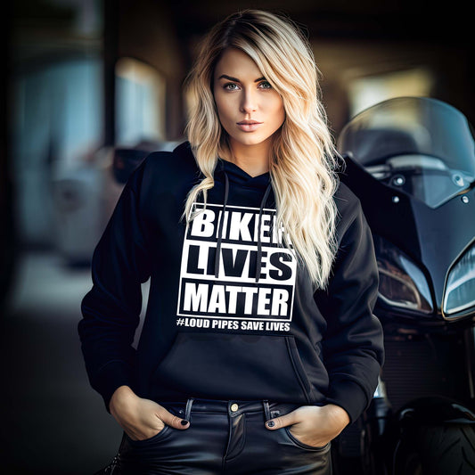 Eine Motorradfahrerin mit einem Damen Hoodie von Wingbikers mit dem Aufdruck, Biker Lives Matter - # Loud Pipes Save Lives, in schwarz.