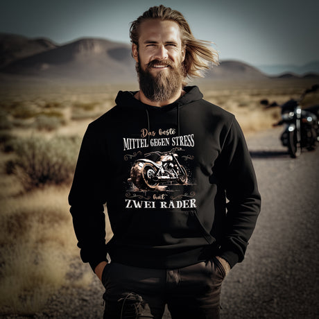 Ein Motorradfahrer mit einem Hoodie von Wingbikers mit dem Aufdruck, Das beste Mittel gegen Stress hat 2 Räder, in schwarz.