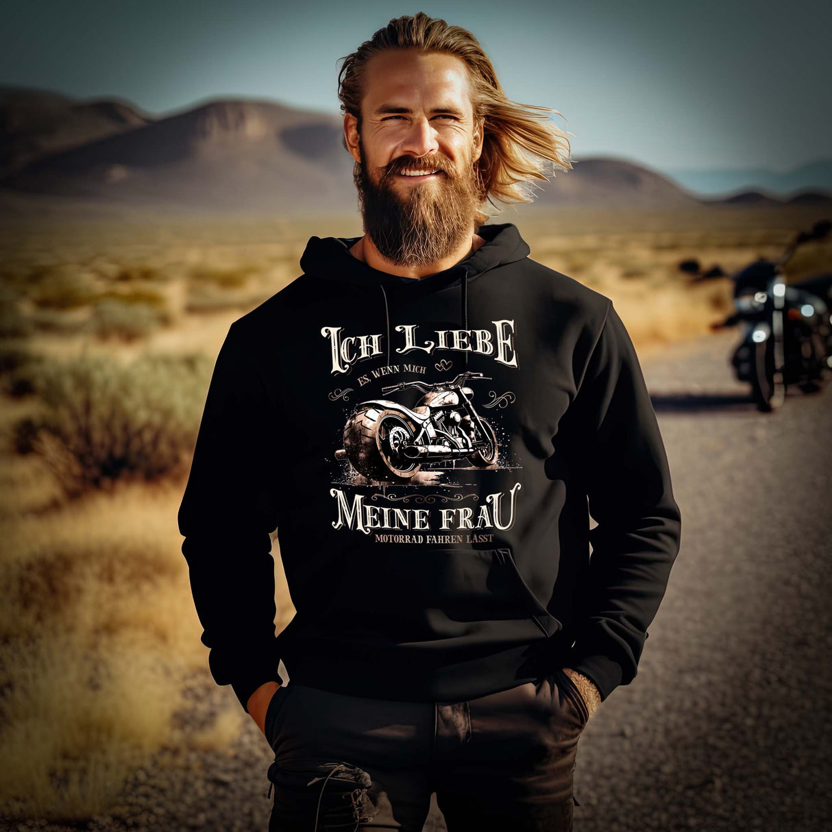 Ein Motorradfahrer mit einem Biker Hoodie von Wingbikers mit dem Aufdruck, Ich liebe meine Frau, wenn sie mich Motorrad fahren lässt! - in schwarz.