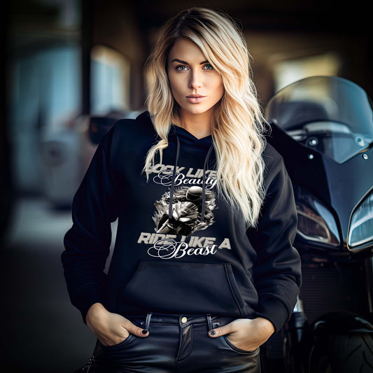 Ein Frau mit einem Damen Hoodie für Motorradfahrerinnen von Wingbikers mit dem Aufdruck, Look like a Beauty - Ride like a Beast, in schwarz.