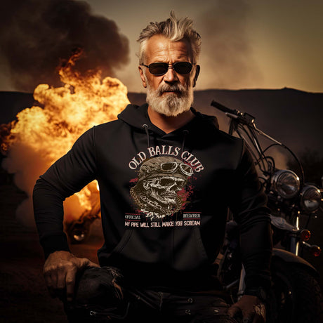 Ein Biker mit einem Hoodie für Motorradfahrer von Wingbikers mit dem Aufdruck, Old Balls Club - My Pipe Will Still Make You Scream, in schwarz.