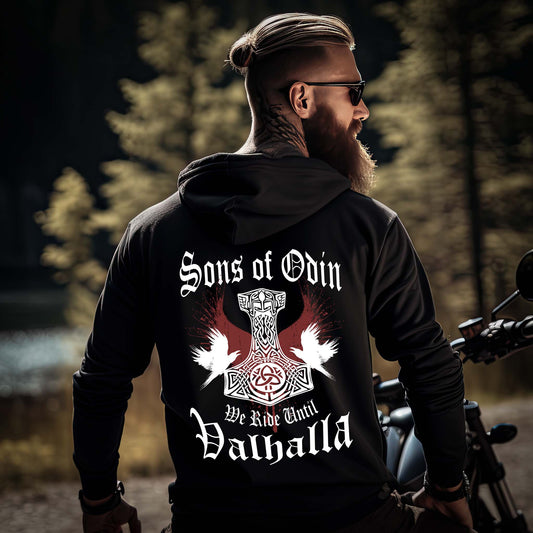 Ein Biker mit einem Hoodie für Motorradfahrer von Wingbikers mit dem Aufdruck, Sons of Odin - We Ride Until Valhalla, als Back Print, in schwarz.