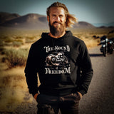 Ein Motorradfahrer mit einem Hoodie von Wingbikers mit dem Aufdruck, The Sound of Freedom, in schwarz.