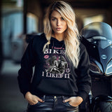 Eine Motorradfahrerin mit einem Damen Hoodie von Wingbikers mit dem Aufdruck, I Kissed A Biker And I Liked It, in schwarz.