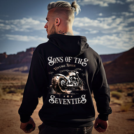 Ein Biker mit einem Hoodie für Motorradfahrer von Wingbikers mit dem Aufdruck, Sons of the Seventies - Vintage Biker, als Back Print, in schwarz.