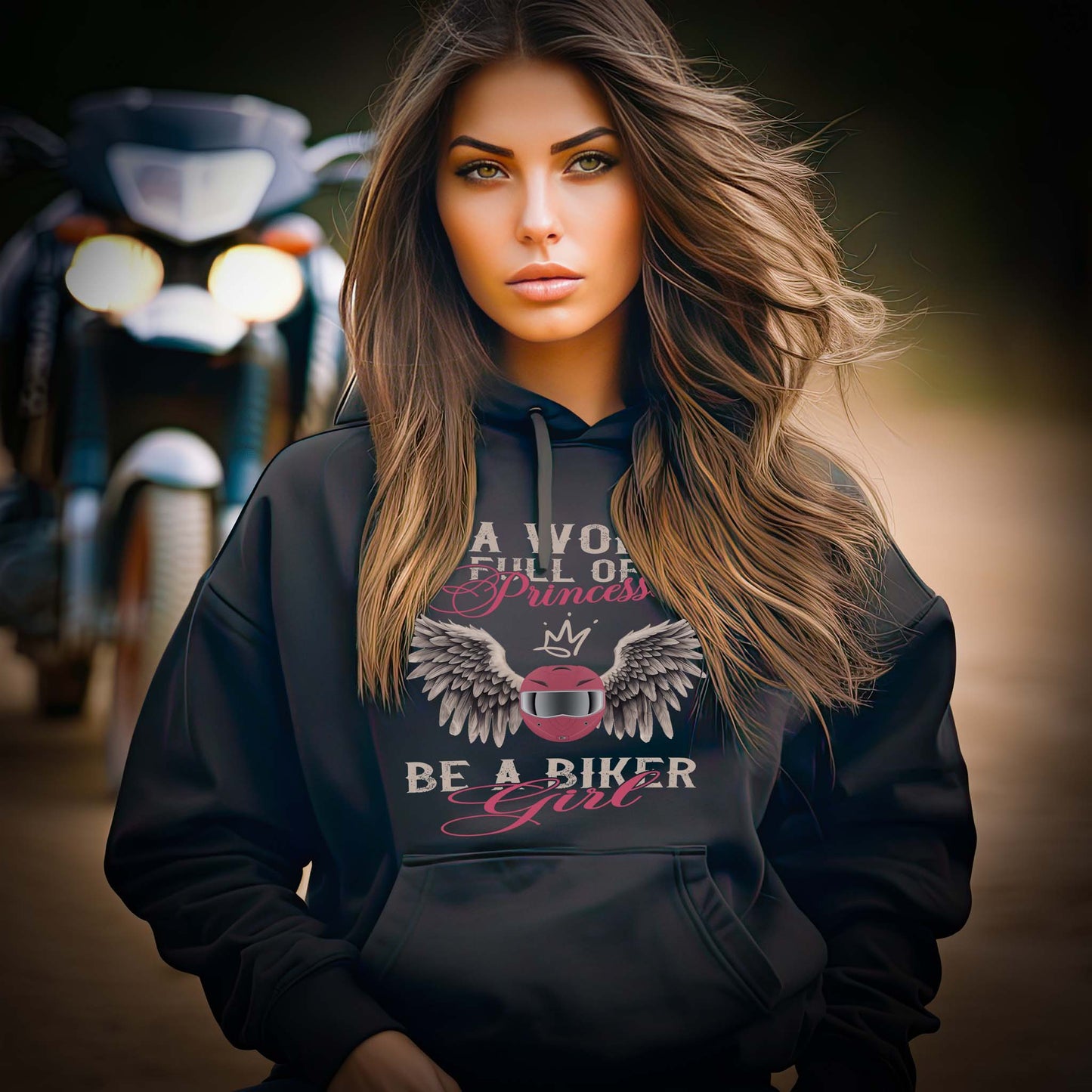 Ein Frau mit einem Damen Hoodie für Motorradfahrerinnen von Wingbikers mit dem Aufdruck, In A World Full Of Princesses - Be A Biker Girl, in schwarz.