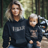 Eine Mama mit einem Hoodie für Motorradfahrerende Mütter von Wingbikers mit dem Aufdruck, Biker Mama, in schwarz.