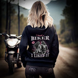 Eine Motorradfahrerin mit einem Damen Hoodie von Wingbikers mit dem Aufdruck, I Kissed A Biker And I Liked It, mit Back Print, in schwarz.