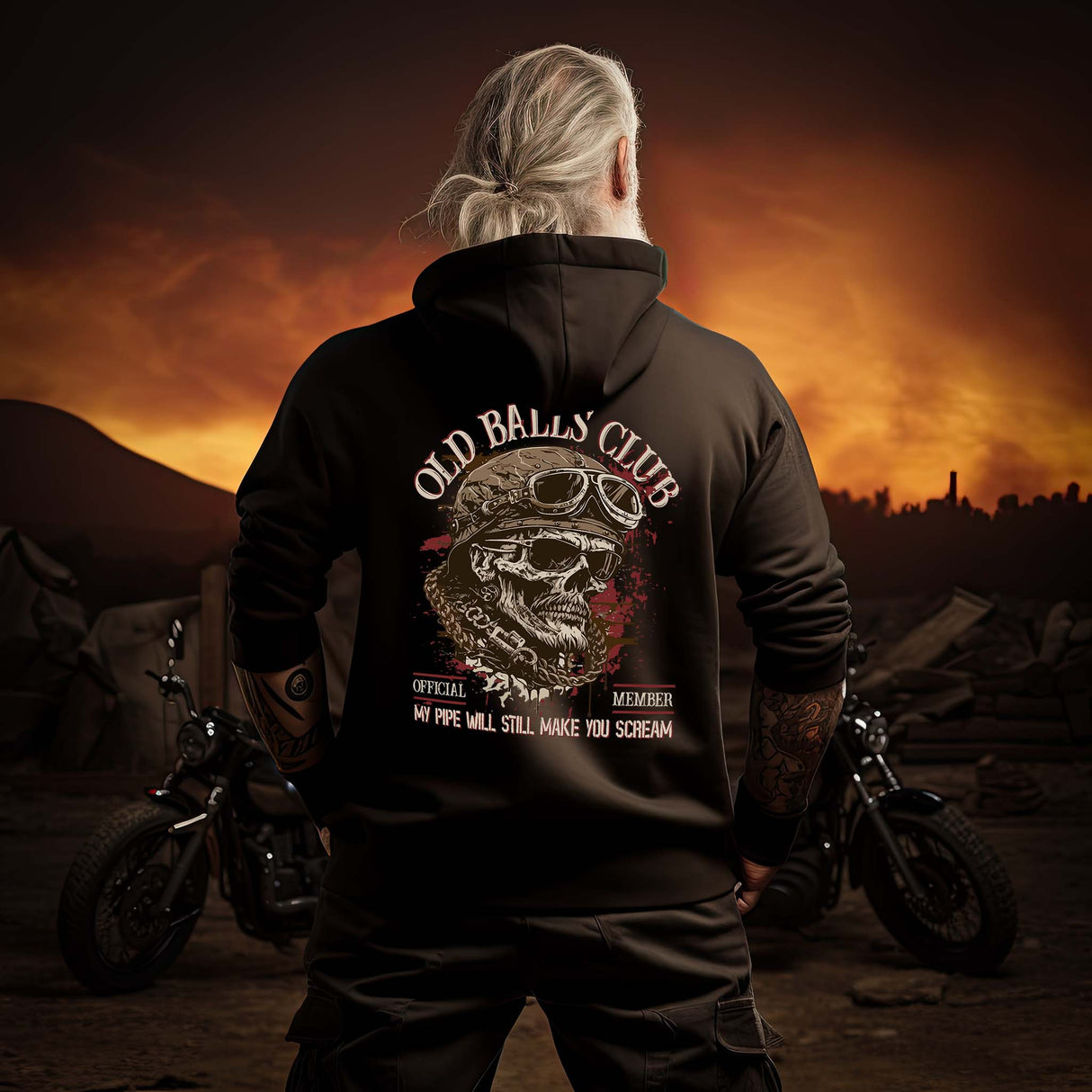 Ein Biker mit einem Hoodie für Motorradfahrer von Wingbikers mit dem Aufdruck, Old Balls Club - My Pipe Will Still Make You Scream, als Back Print, in schwarz.