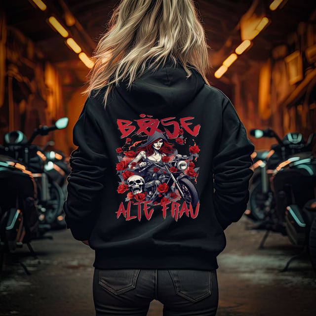 Eine Bikerin mit einem Damen Hoodie für Motorradfahrerinnen von Wingbikers mit dem Aufdruck, Böse Alte Frau, als Back Print, in schwarz.