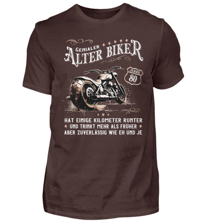 Ein Biker T-Shirt zum Geburtstag für Motorradfahrer von Wingbikers mit dem Aufdruck, Alter Biker - 80 Jahre - Einige Kilometer runter, trinkt mehr - aber zuverlässig wie eh und je - in braun.