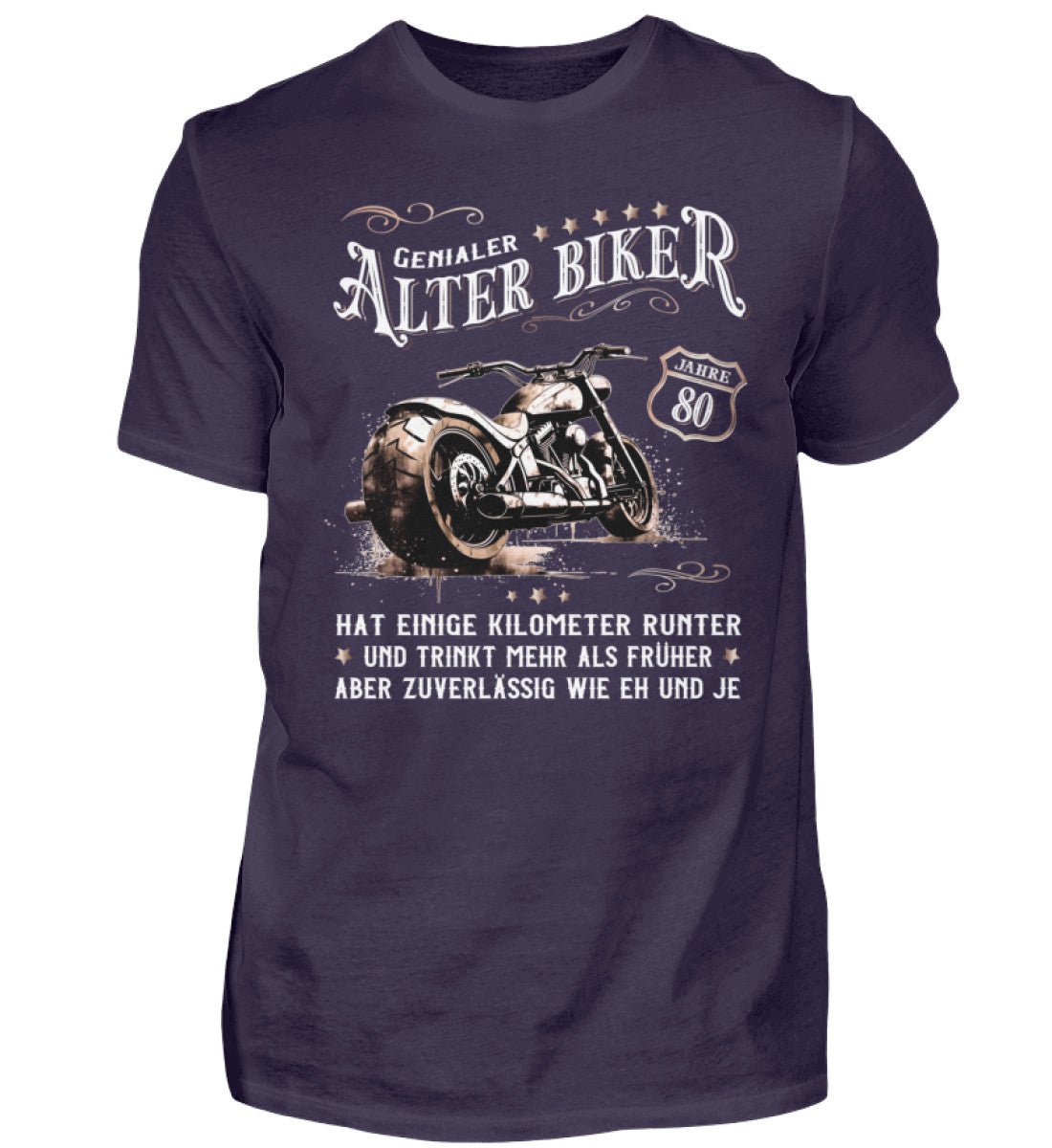 Ein Biker T-Shirt zum Geburtstag für Motorradfahrer von Wingbikers mit dem Aufdruck, Alter Biker - 80 Jahre - Einige Kilometer runter, trinkt mehr - aber zuverlässig wie eh und je - in aubergine lila.