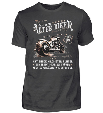Ein Biker T-Shirt zum Geburtstag für Motorradfahrer von Wingbikers mit dem Aufdruck, Alter Biker - 80 Jahre - Einige Kilometer runter, trinkt mehr - aber zuverlässig wie eh und je - in dunkelgrau.