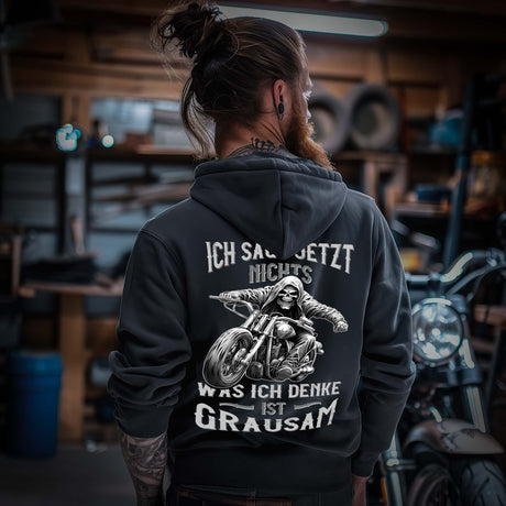 Ein Biker mit einem Hoodie für Motorradfahrer von Wingbikers mit dem Aufdruck, Ich sage jetzt nichts - Was ich denke ist grausam - mit Back Print, in schwarz.