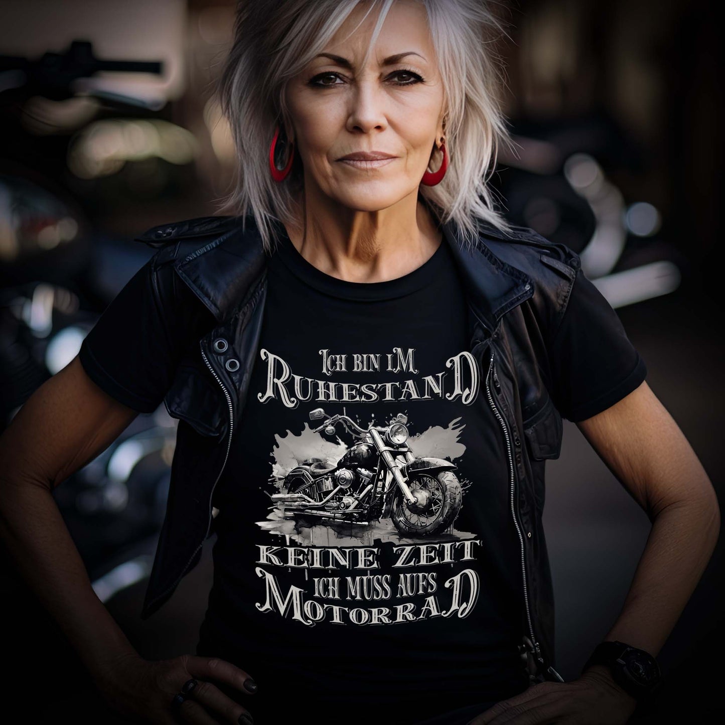 Eine Motorradfahrerin mit einem T-Shirt von Wingbikers mit dem Aufdruck, Ich bin im Ruhestand - Keine Zeit - Ich muss aufs Motorrad, im vintage Stil - leger geschnitten, in schwarz.