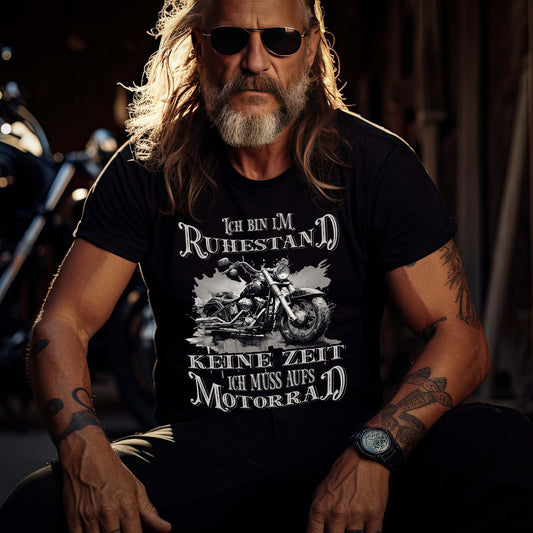 Ein Motorradfahrer mit einem Biker T-Shirt von Wingbikers mit dem Aufdruck, Ich bin im Ruhestand - Keine Zeit - Ich muss aufs Motorrad, in schwarz.