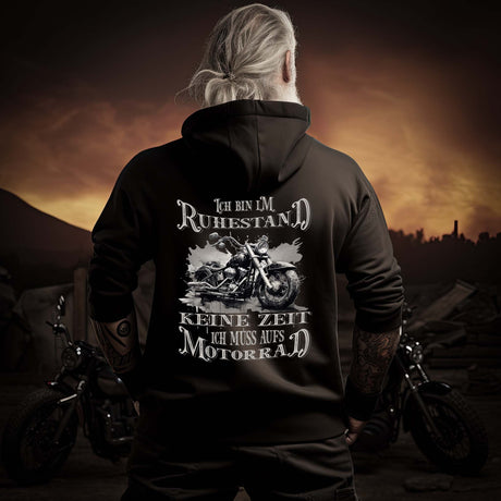 Ein Motorradfahrer mit einer Reißverschluss-Jacke von Wingbikers mit dem Aufdruck, Ich bin im Ruhestand - Keine Zeit - Ich muss aufs Motorrad - in schwarz.