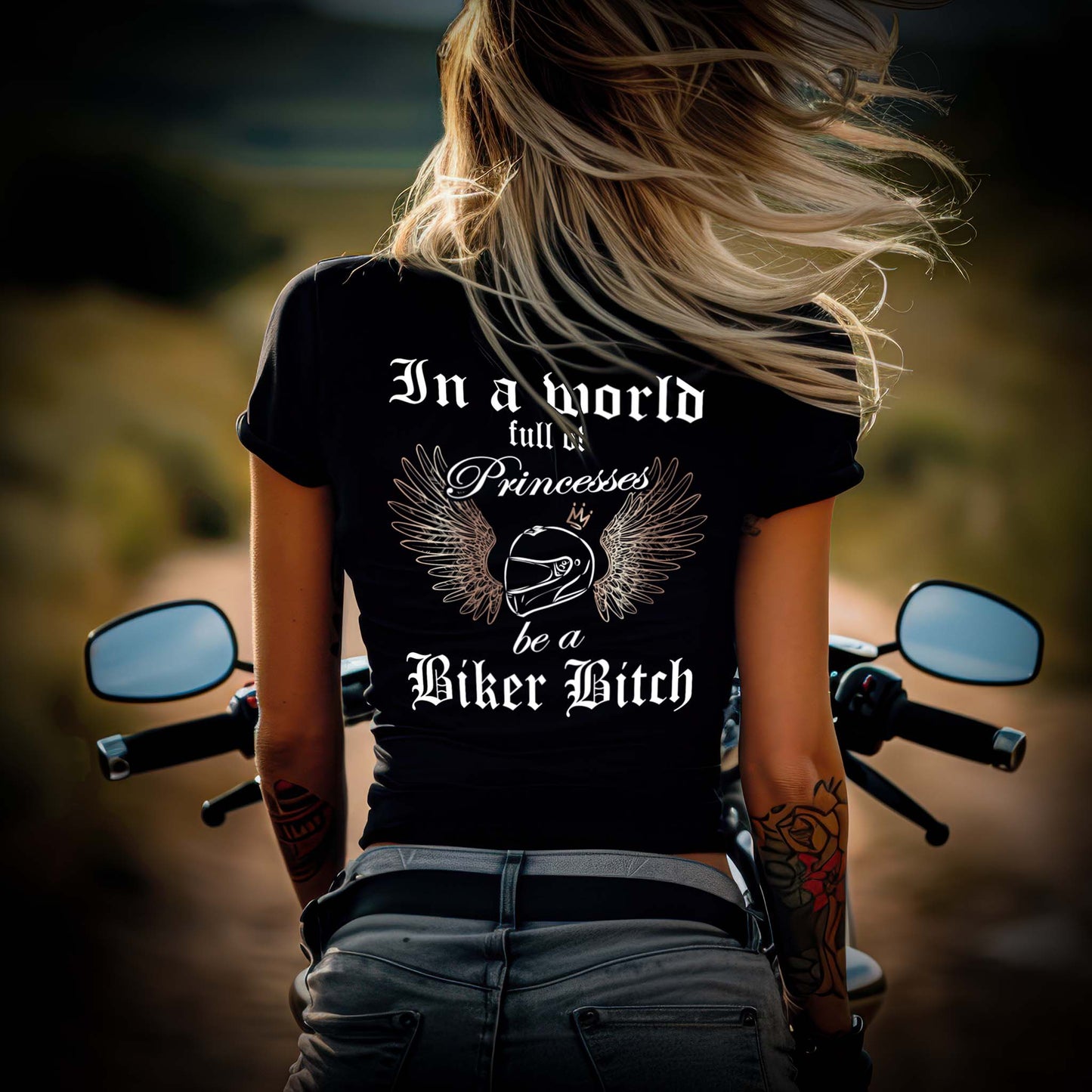 Eine Bikerin mit einem T-Shirt für Motorradfahrerinnen von Wingbikers mit dem Aufdruck, In a world full of Princesses, be a Biker Bitch - mit Back Print, in schwarz.