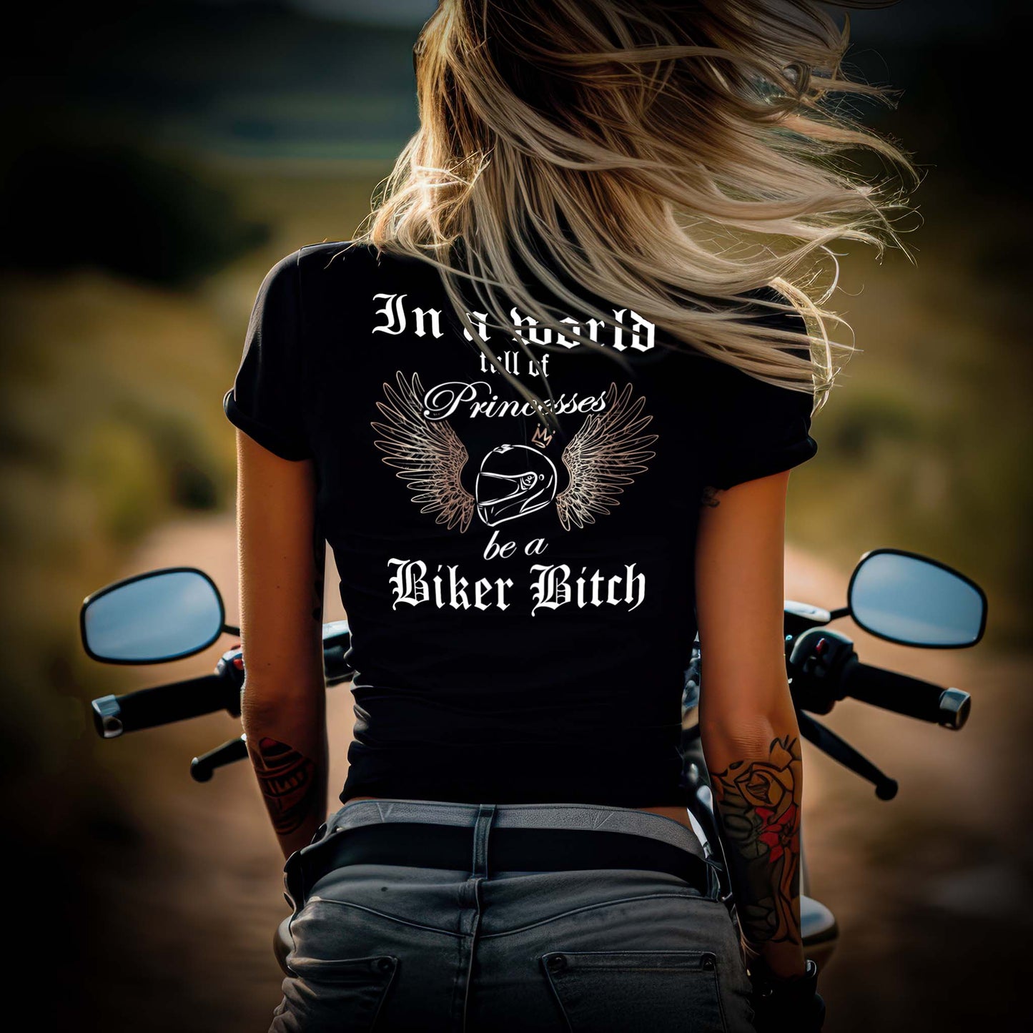 Eine Bikerin mit einem T-Shirt mit V-Ausschnitt für Motorradfahrerinnen von Wingbikers mit dem Aufdruck, In a world full of Princesses, be a Biker Bitch - mit Back Print, in schwarz.
