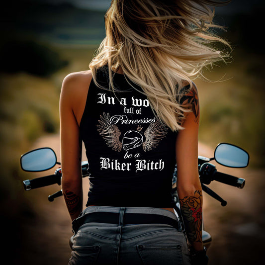 Eine Bikerin mit einem Tanktop für Motorradfahrerinnen von Wingbikers mit dem Aufdruck, In a world full of Princesses, be a Biker Bitch, mit Back Print - in schwarz.