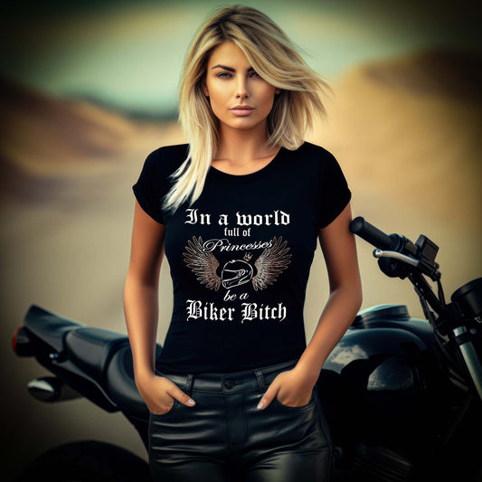 Eine Bikerin mit einem T-Shirt für Motorradfahrerinnen von Wingbikers mit dem Aufdruck, In a world full of Princesses, be a Biker Bitch - in schwarz.