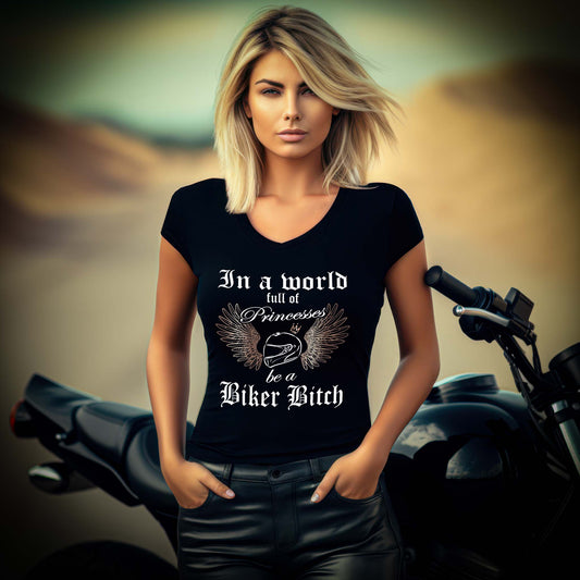 Eine Bikerin mit einem T-Shirt mit V-Ausschnitt für Motorradfahrerinnen von Wingbikers mit dem Aufdruck, In a world full of Princesses, be a Biker Bitch - in schwarz.