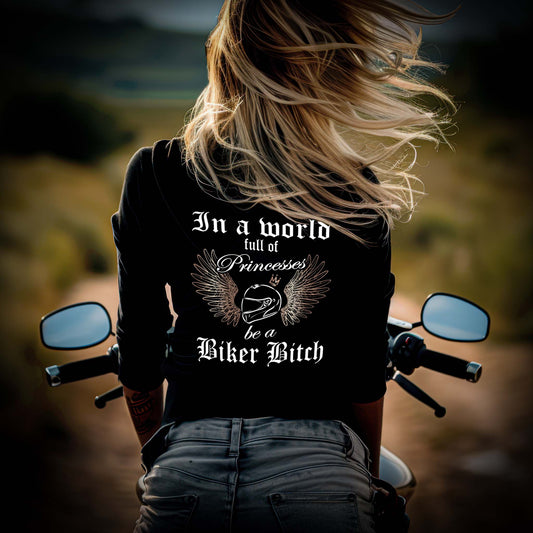 Eine Bikerin mit einem Zip-Hoodie für Motorradfahrerinnen von Wingbikers mit dem Aufdruck, In a world full of Princesses, be a Biker Bitch - mit Back Print, in schwarz.