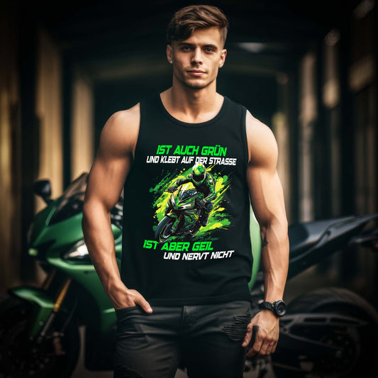 Ein Motorradfahrer mit einem Tanktop von Wingbikers mit dem Aufdruck, Ist auch grün und klebt auf der Straße, ist aber geil und nervt nicht, in schwarz.