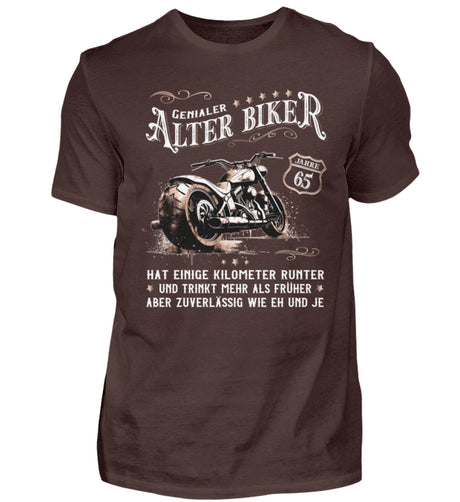 Ein Biker T-Shirt zum Geburtstag für Motorradfahrer von Wingbikers mit dem Aufdruck, Alter Biker - 65 Jahre - Einige Kilometer runter, trinkt mehr - aber zuverlässig wie eh und je - in braun.