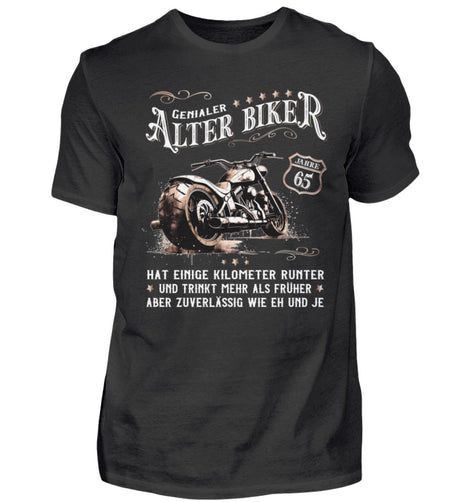 Ein Biker T-Shirt zum Geburtstag für Motorradfahrer von Wingbikers mit dem Aufdruck, Alter Biker - 65 Jahre - Einige Kilometer runter, trinkt mehr - aber zuverlässig wie eh und je - in schwarz.