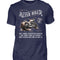 Ein Biker T-Shirt zum Geburtstag für Motorradfahrer von Wingbikers mit dem Aufdruck, Alter Biker - 65 Jahre - Einige Kilometer runter, trinkt mehr - aber zuverlässig wie eh und je - in navy blau.