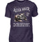 Ein Biker T-Shirt zum Geburtstag für Motorradfahrer von Wingbikers mit dem Aufdruck, Alter Biker - 65 Jahre - Einige Kilometer runter, trinkt mehr - aber zuverlässig wie eh und je - in aubergine lila.