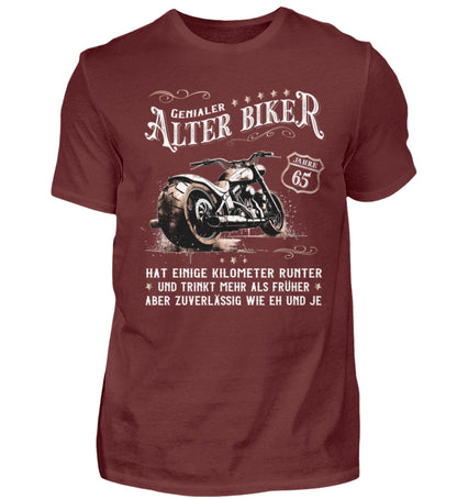 Ein Biker T-Shirt zum Geburtstag für Motorradfahrer von Wingbikers mit dem Aufdruck, Alter Biker - 65 Jahre - Einige Kilometer runter, trinkt mehr - aber zuverlässig wie eh und je - in weinrot.