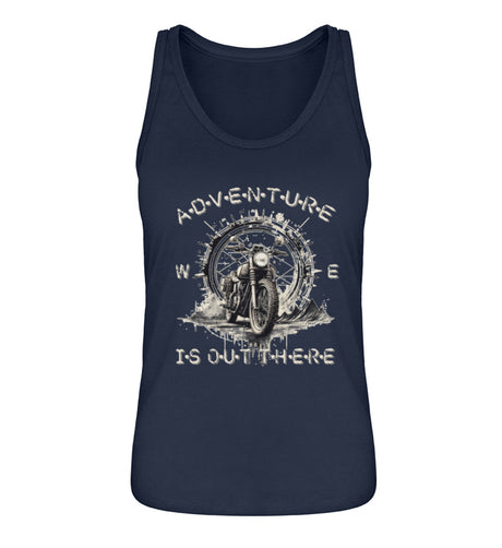 Ein Tanktop für Motorradfahrerinnen von Wingbikers mit dem Aufdruck, Adventure Is Out There, in navy blau.