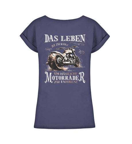 Ein Bikerin T-Shirt für Motorradfahrerinnen von Wingbikers mit dem Aufdruck, Das Leben ist zu kurz, um hässliche Motorräder zu fahren - mit Back Print, leger geschnitten, in navy blau.