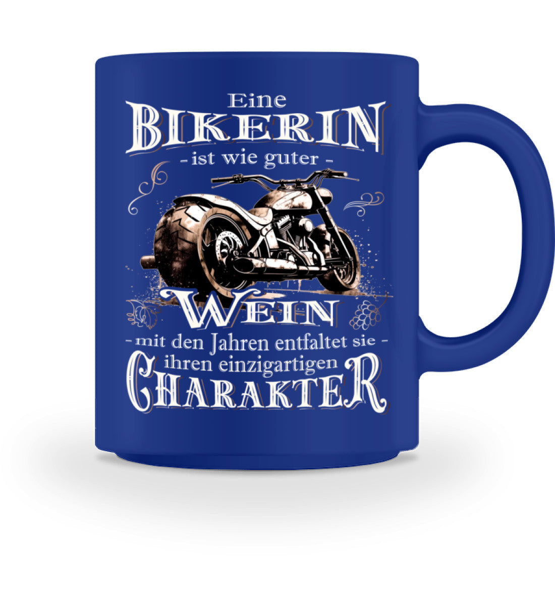 Eine Bikerin Tasse für Motorradfahrerinnen, von Wingbikers, mit dem beidseitigen Aufdruck, Eine Bikerin ist wie guter Wein - mit den Jahren entfaltet sie ihren einzigartigen Charakter, in blau.