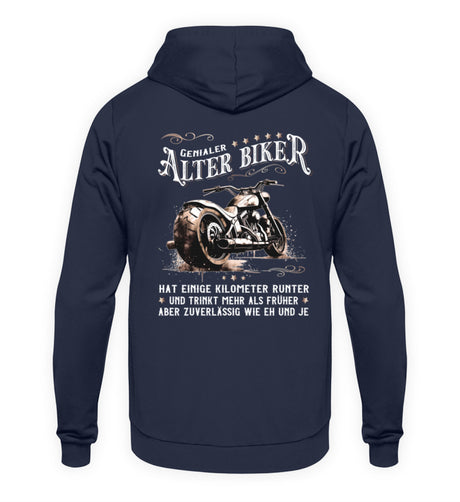 Ein Biker Hoodie für Motorradfahrer von Wingbikers mit dem Aufdruck, Alter Biker - Einige Kilometer runter, trinkt mehr - aber zuverlässig wie eh und je - mit Back Print, in navy blau.