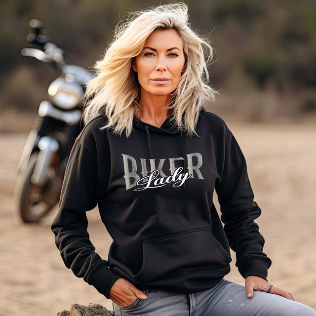 Eine Bikerin mit einem Hoodie für Motorradfahrerinnen von Wingbikers mit dem Aufdruck, Biker Lady, in schwarz - leger geschnitten. 