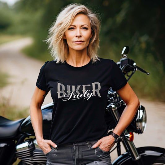 Eine Bikerin mit einem T-Shirt für Motorradfahrerinnen von Wingbikers mit dem Aufdruck, Biker Lady, leger geschnitten, in schwarz.