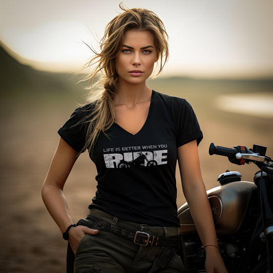 Eine Motorradfahrerin mit einem T-Shirt mit V-Ausschnitt von Wingbikers mit dem Aufdruck, Life Is Better When You Ride, in schwarz.
