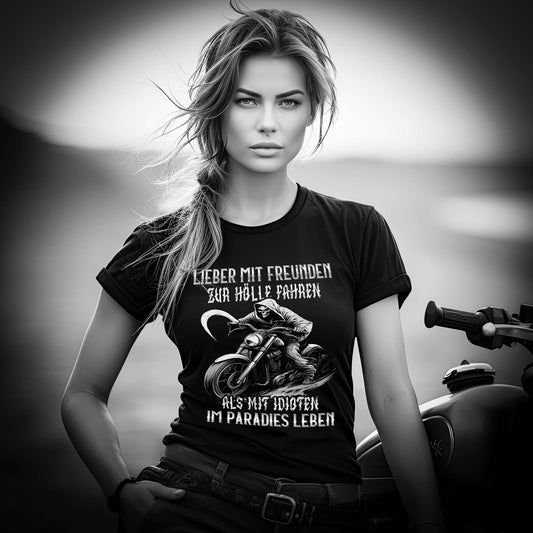 Eine Motorradfahrerin mit einem T-Shirt von Wingbikers mit dem Aufdruck, Lieber mit Freunden zur Hölle fahren, als mit Idioten im Paradies leben - leger geschnitten, in schwarz.