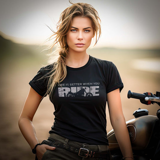 Eine Bikerin mit einem T-Shirt für Motorradfahrerinnen von Wingbikers mit dem Aufdruck, Life Is Better When You Ride - mit Motorrad, leger geschnitten, in schwarz.