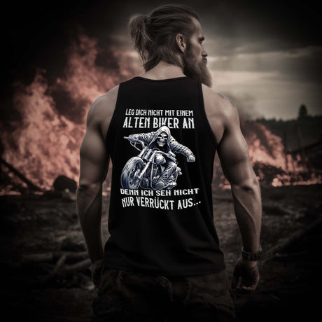 Ein Biker mit einem Tanktop für Motorradfahrer von Wingbikers mit dem Aufdruck, Leg dich nicht mit einem alten Biker an, denn ich seh nicht nur verrückt aus - mit Back Print, in schwarz.