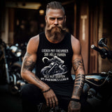 Ein Biker mit einem Tanktop von Wingbikers mit dem Aufdruck, Lieber mit Freunden zur Hölle fahren, als mit Idioten im Paradies leben, in schwarz.