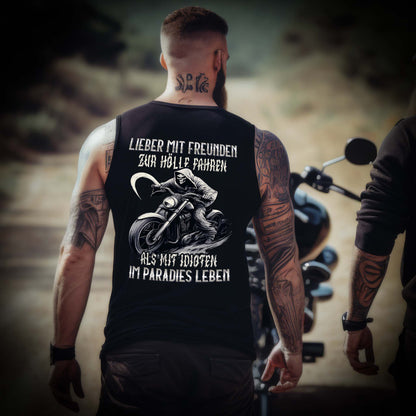 Ein Biker mit einem Tanktop von Wingbikers mit dem Aufdruck, Lieber mit Freunden zur Hölle fahren, als mit Idioten im Paradies leben - als Back Print, in schwarz.