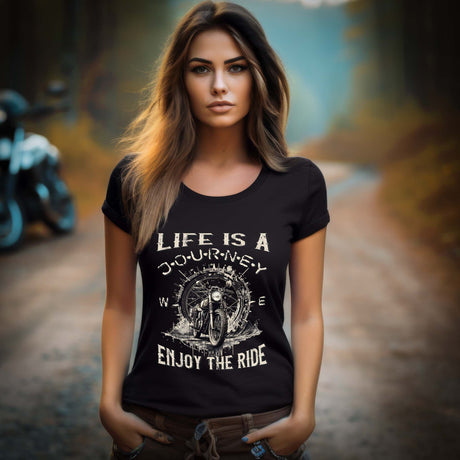 Eine Motorradfahrerin mit einem T-Shirt von Wingbikers mit dem Aufdruck, Life Is A Journey - Enjoy The Ride - mit einem Retro Vintage klassischem Motorrad, leger geschnitten, in schwarz.