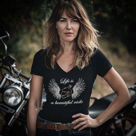 Eine Motorradfahrerin mit einem T-Shirt von Wingbikers mit dem Aufdruck, Life is a Beautiful Ride - in schwarz.