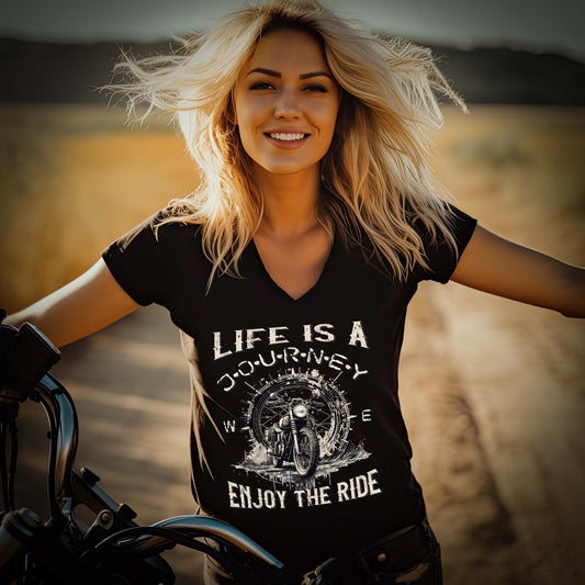Eine Frau mit einem T-Shirt mit V-Ausschnitt für Motorradfahrerinnen von Wingbikers mit dem Aufdruck, Life Is A Journey - Enjoy The Ride, in schwarz.