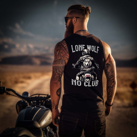 Ein Biker mit einem Tanktop für Motorradfahrer von Wingbikers mit dem Aufdruck, Lone Wolf - No Club, als Back Print, in schwarz.
