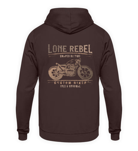 Ein Biker mit einem Hoodie für Motorradfahrer von Wingbikers mit dem Aufdruck, Lone Rebel - Shaped by time - Custom Biker, mit Back Print, in braun.